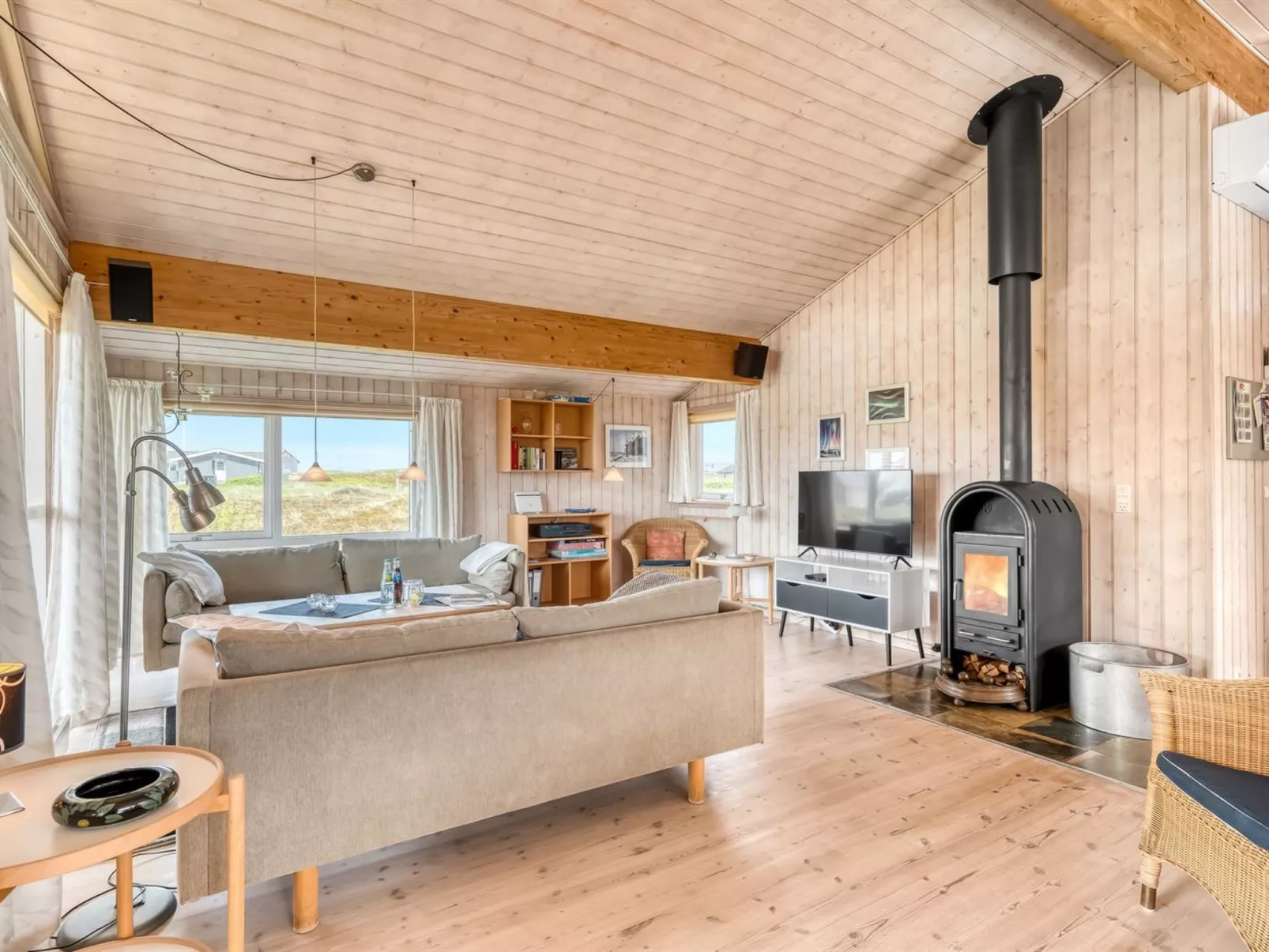 "Hughe" - 200m from the sea-Binnen