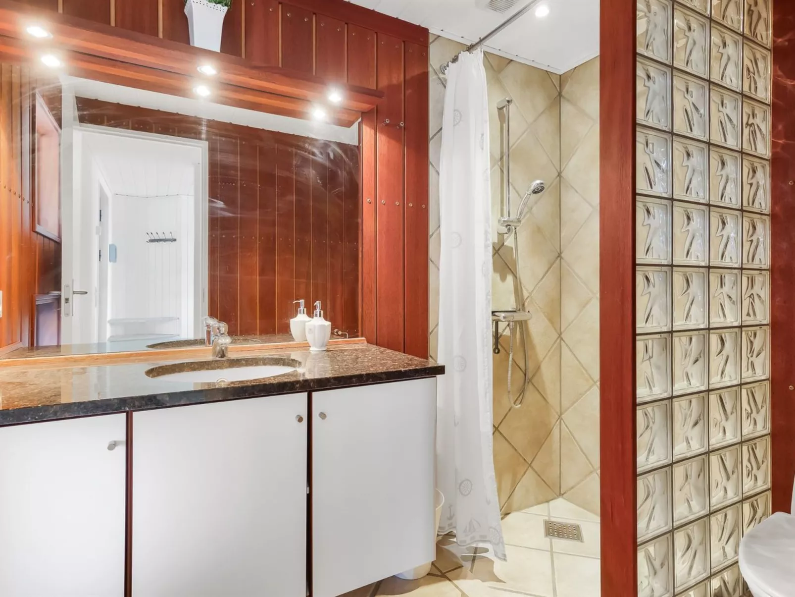 "Lilie" - 350m from the sea-Binnen