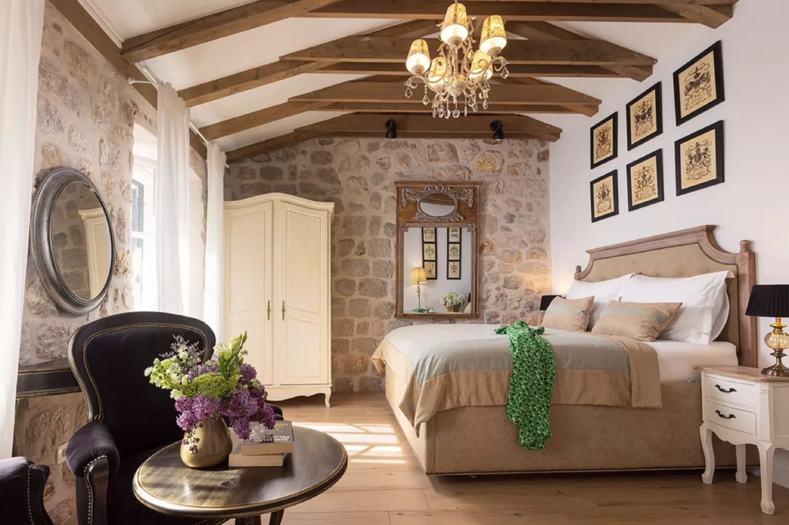 Vivaldi - Deluxe Double Room with Side City View (S3)-Binnen