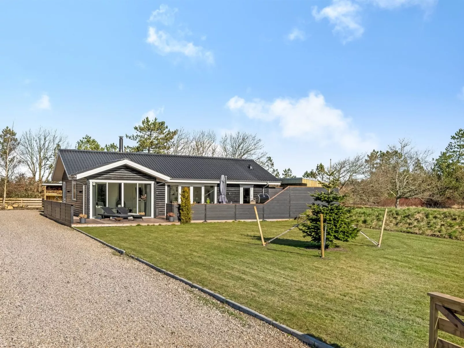 "Elisaveta" - 400m to the fjord-Buiten