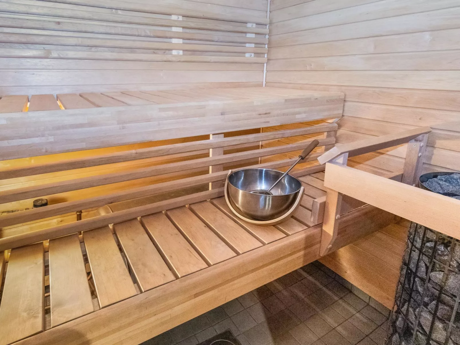 Saariseläntie 8 e 11-Binnen