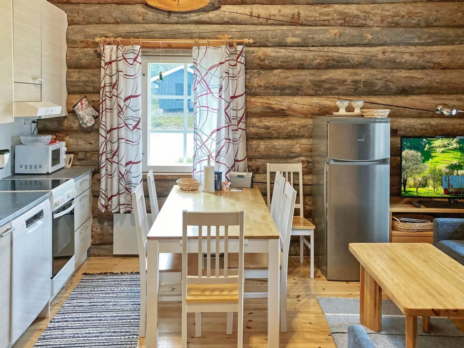 Lomaylläs a 13 / hotellintie 1 a-Binnen