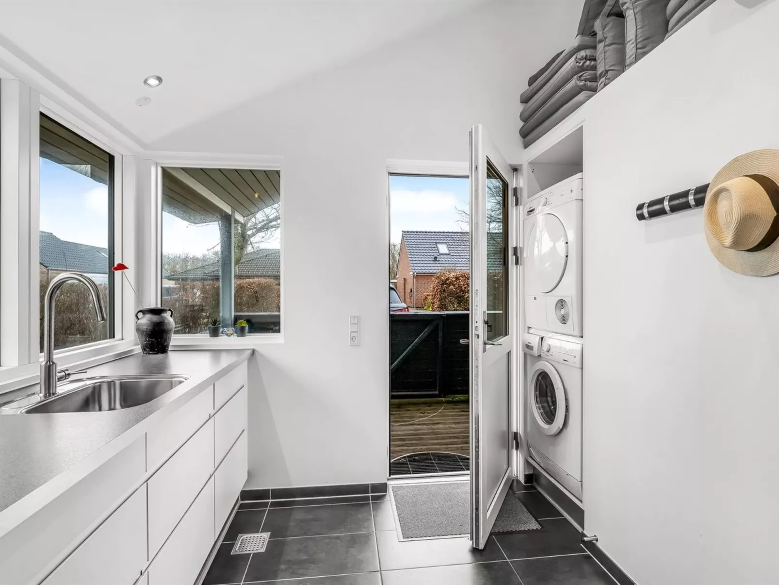 "Carlie" - 250m to the fjord-Binnen