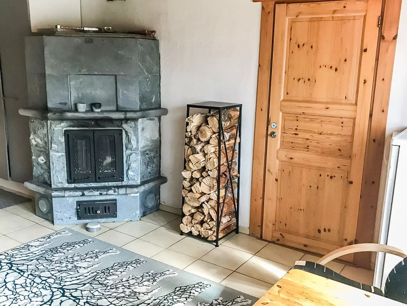 Hyrynpirtti mökki-Binnen