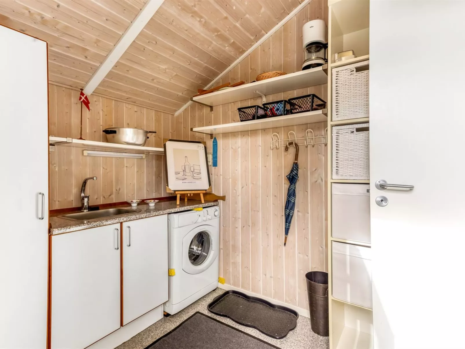 "Winona" - 250m from the sea-Binnen