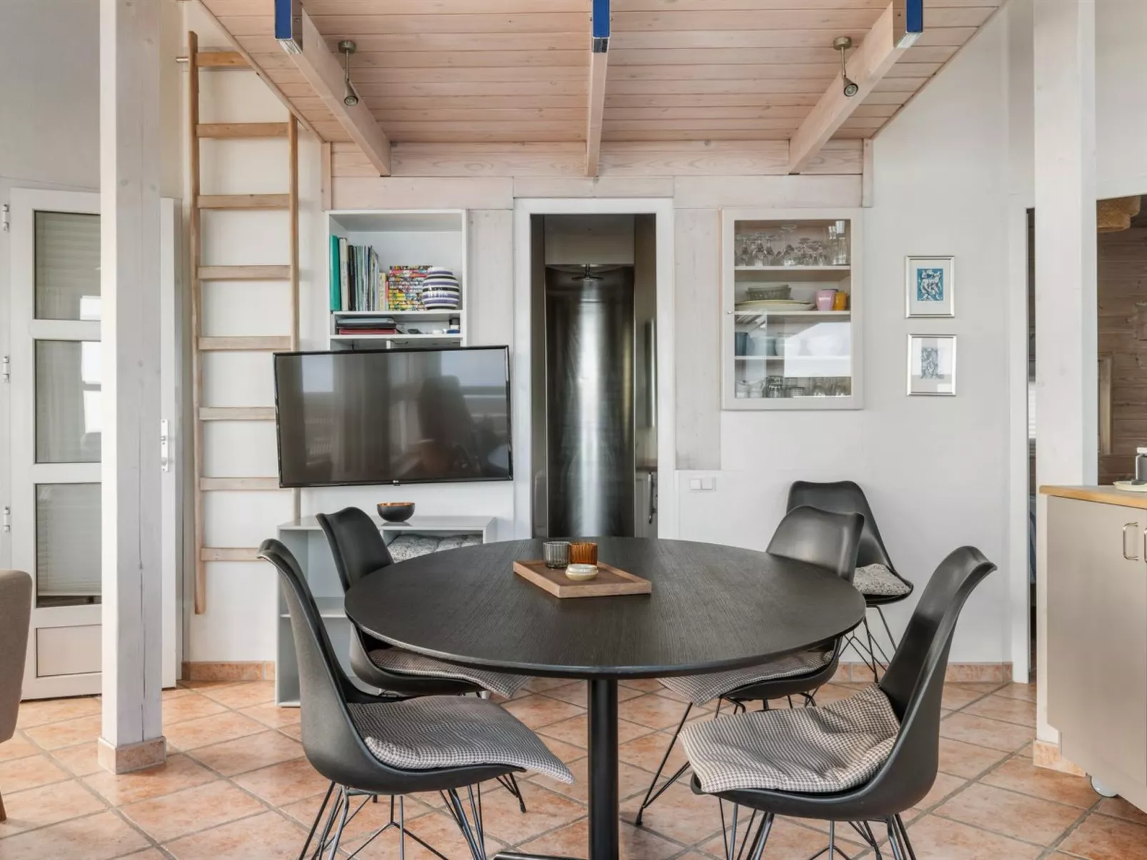 "Amila" - 10m from the sea-Binnen