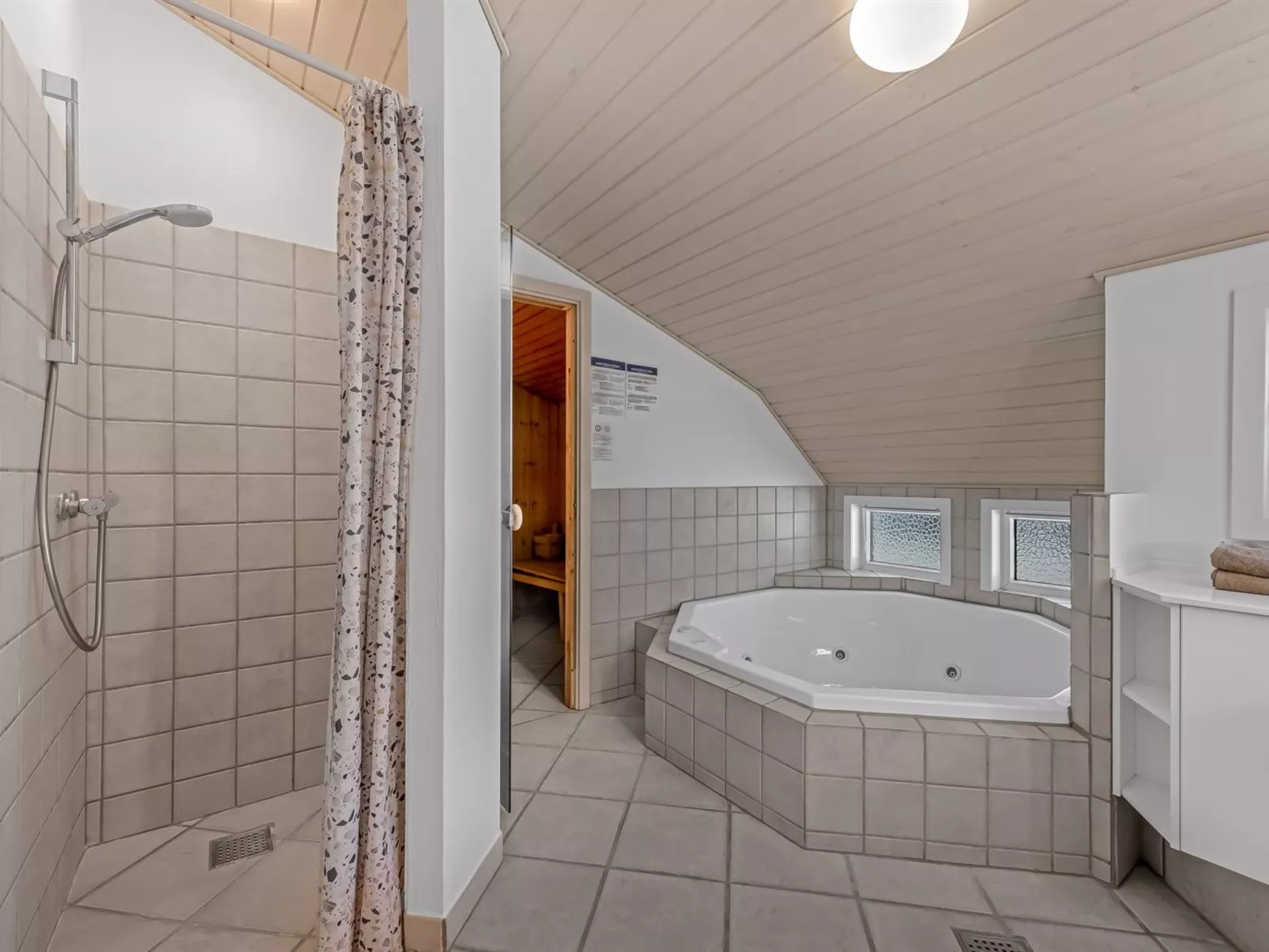 "Batsha" - 1.7km from the sea-Binnen