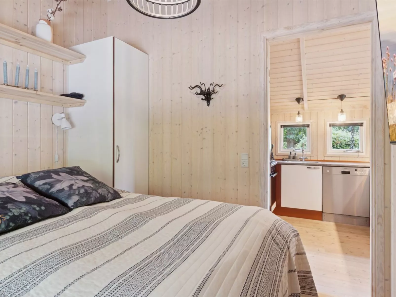 "Emelita" - 175m from the sea-Binnen