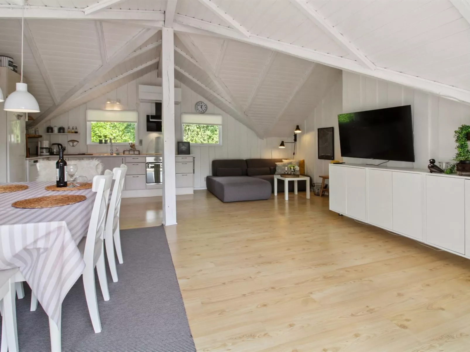 "Helke" - 30km from the sea-Binnen