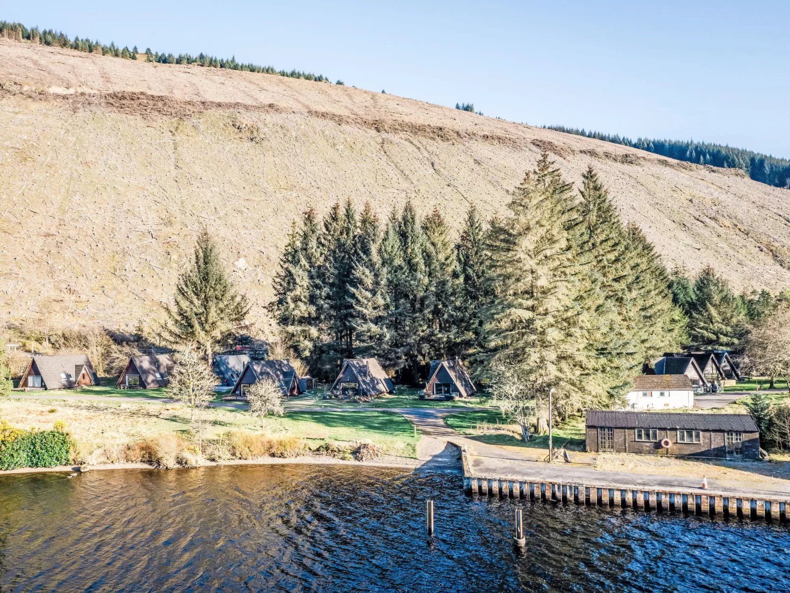 Pine Needle Lodge-Buiten