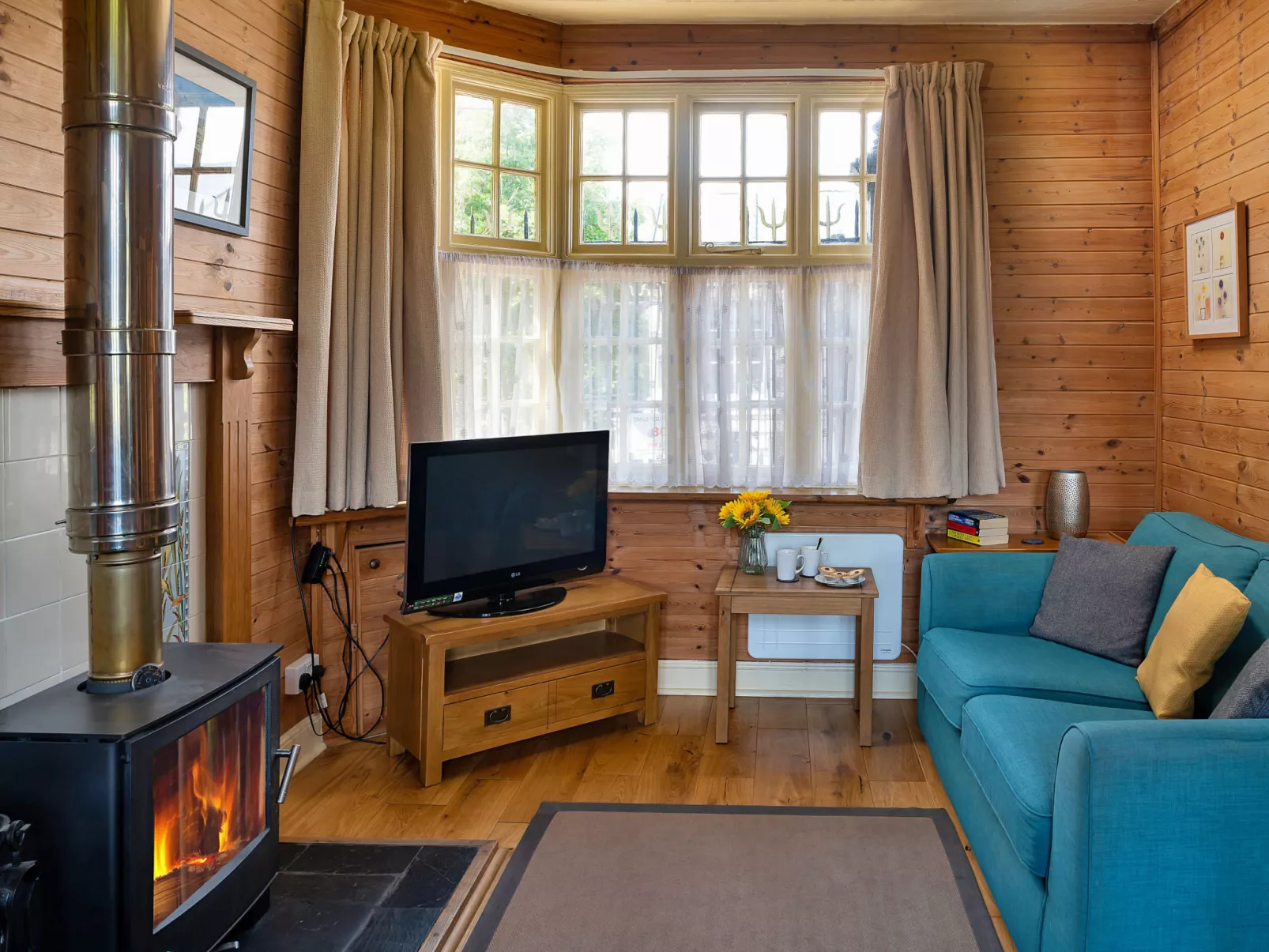 Toll Bridge Cottage-Binnen