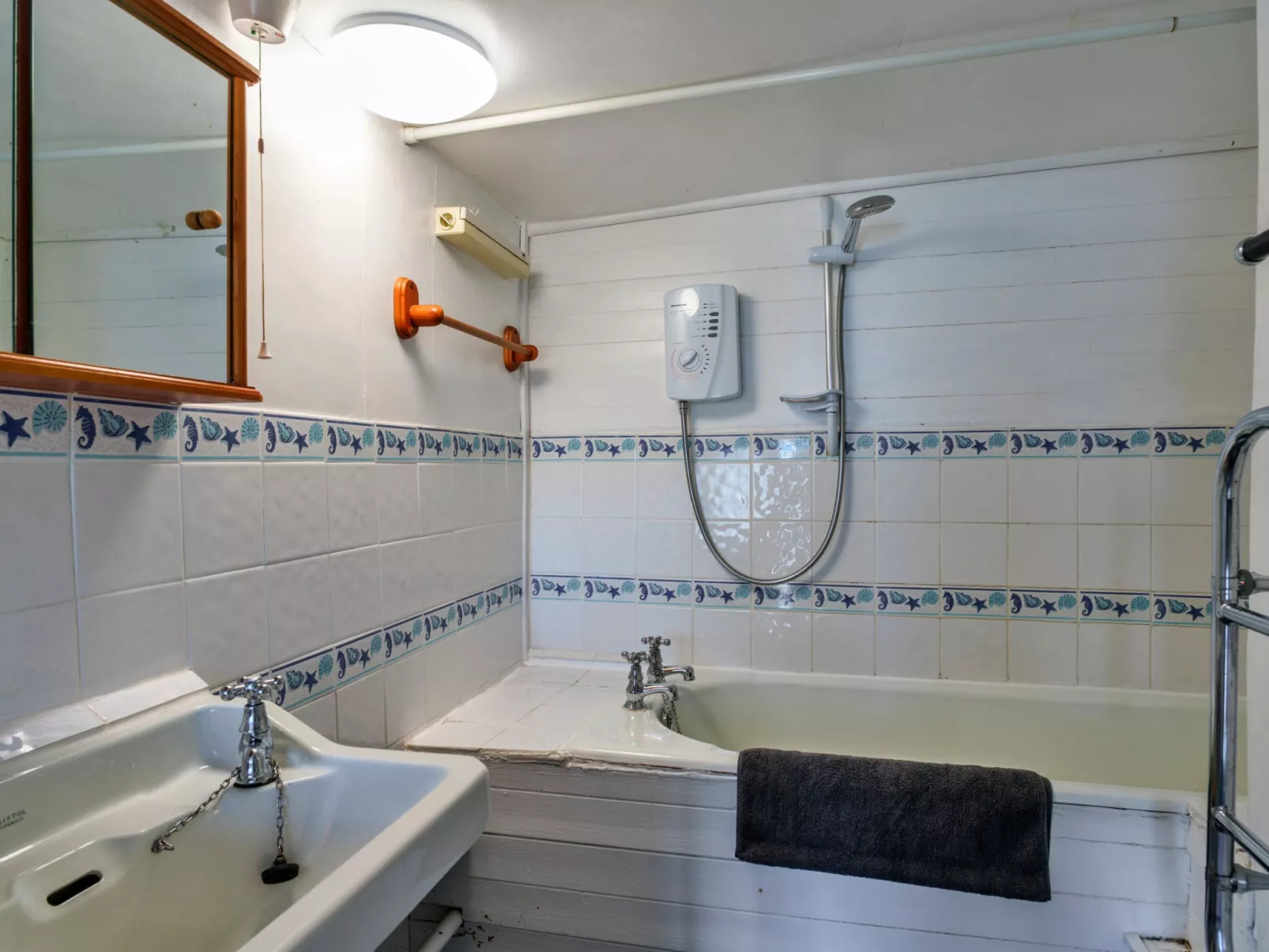 April Cottage-Binnen