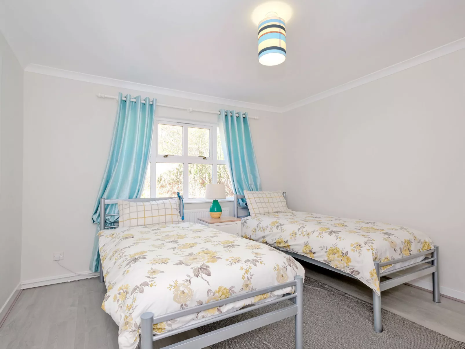 Corrennie School Cottage-Binnen