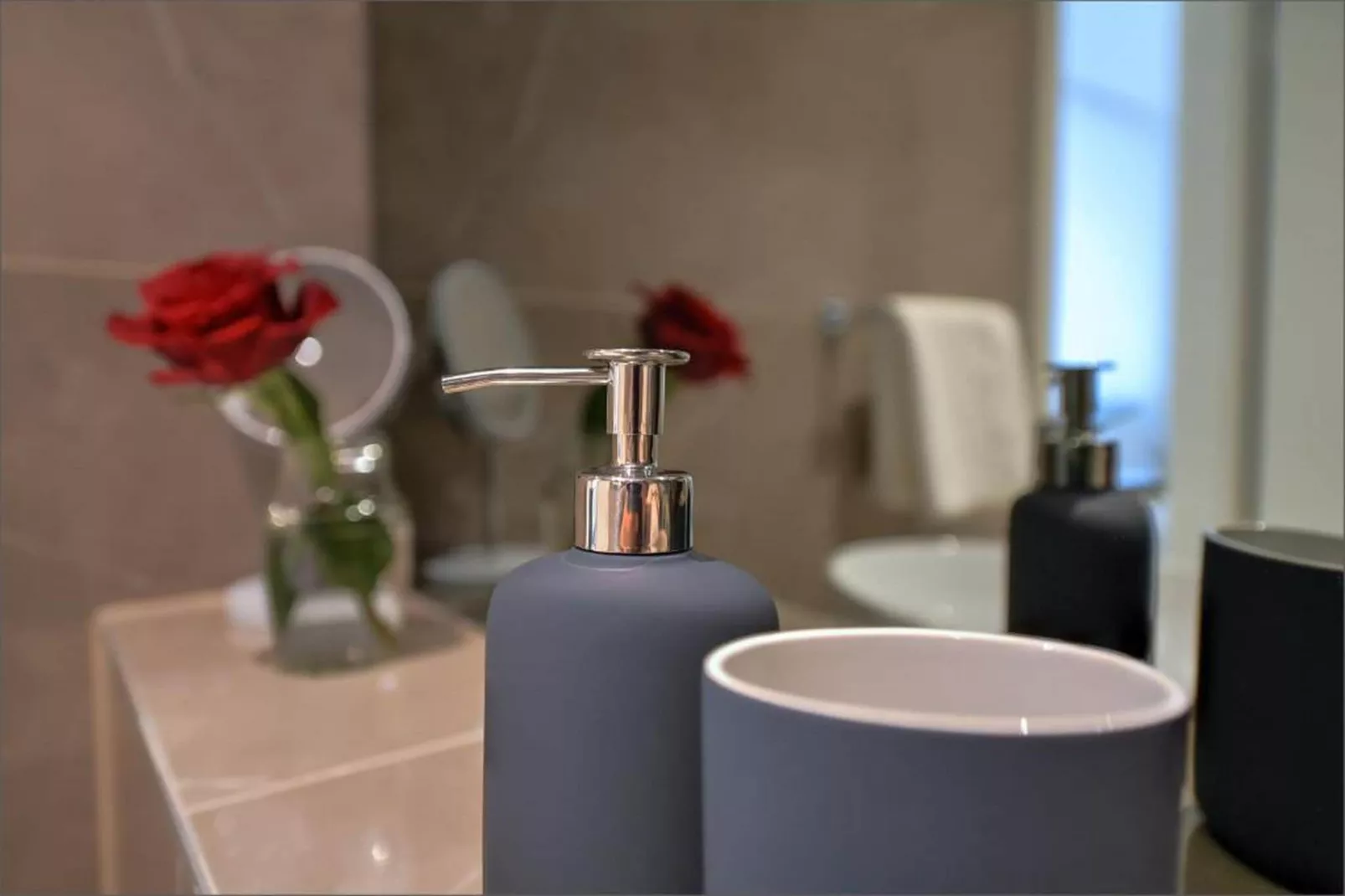 Deluxe Room with King Bed (2)-Badkamer