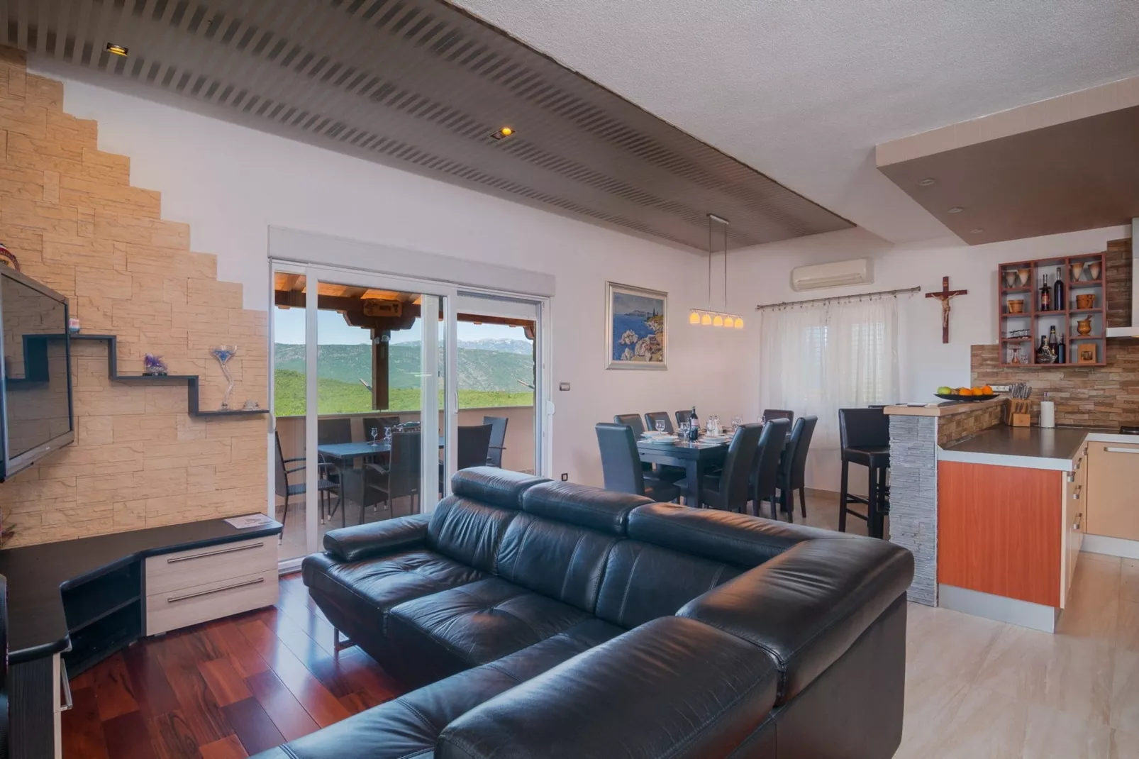 Five-Bedroom Home-Binnen