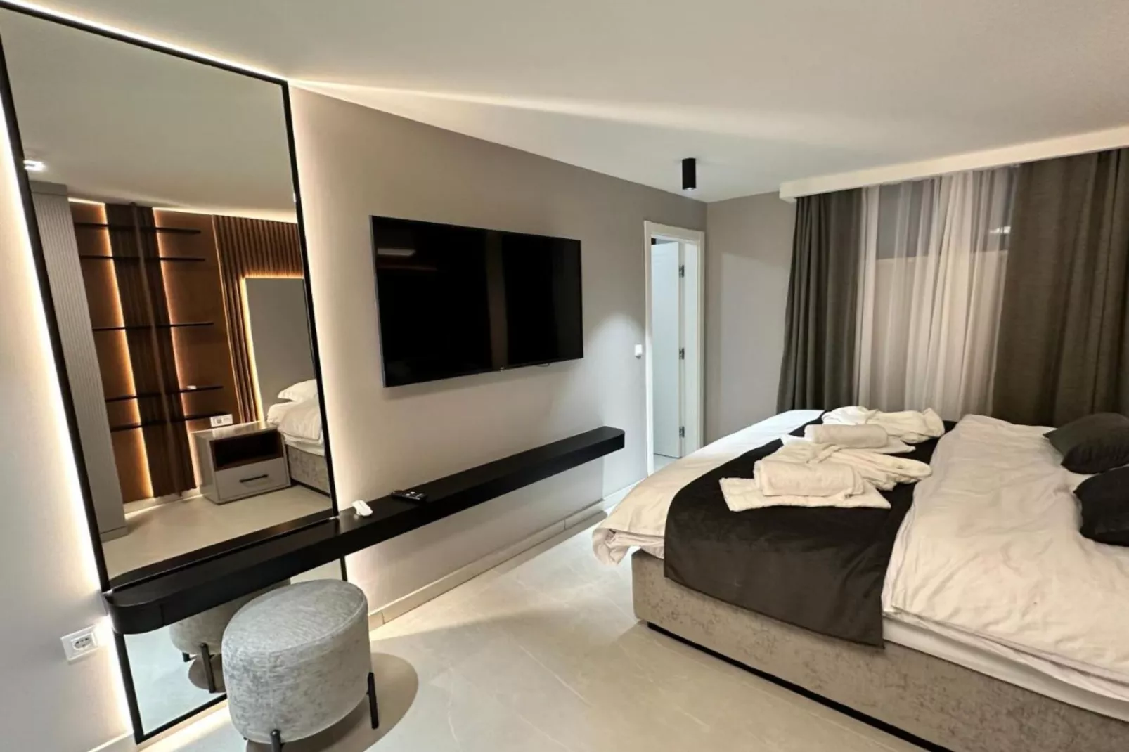 Leonarda Waterfront Residences-Two-Bedroom Apartment with private pool (The Bayfront One) -S5-Slaapkamer