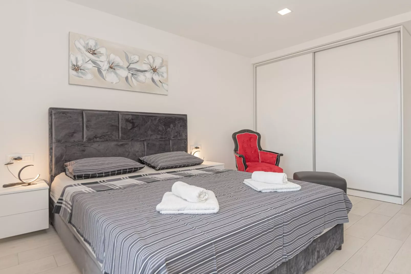 Four-Bedroom Villa With Pool-Slaapkamer