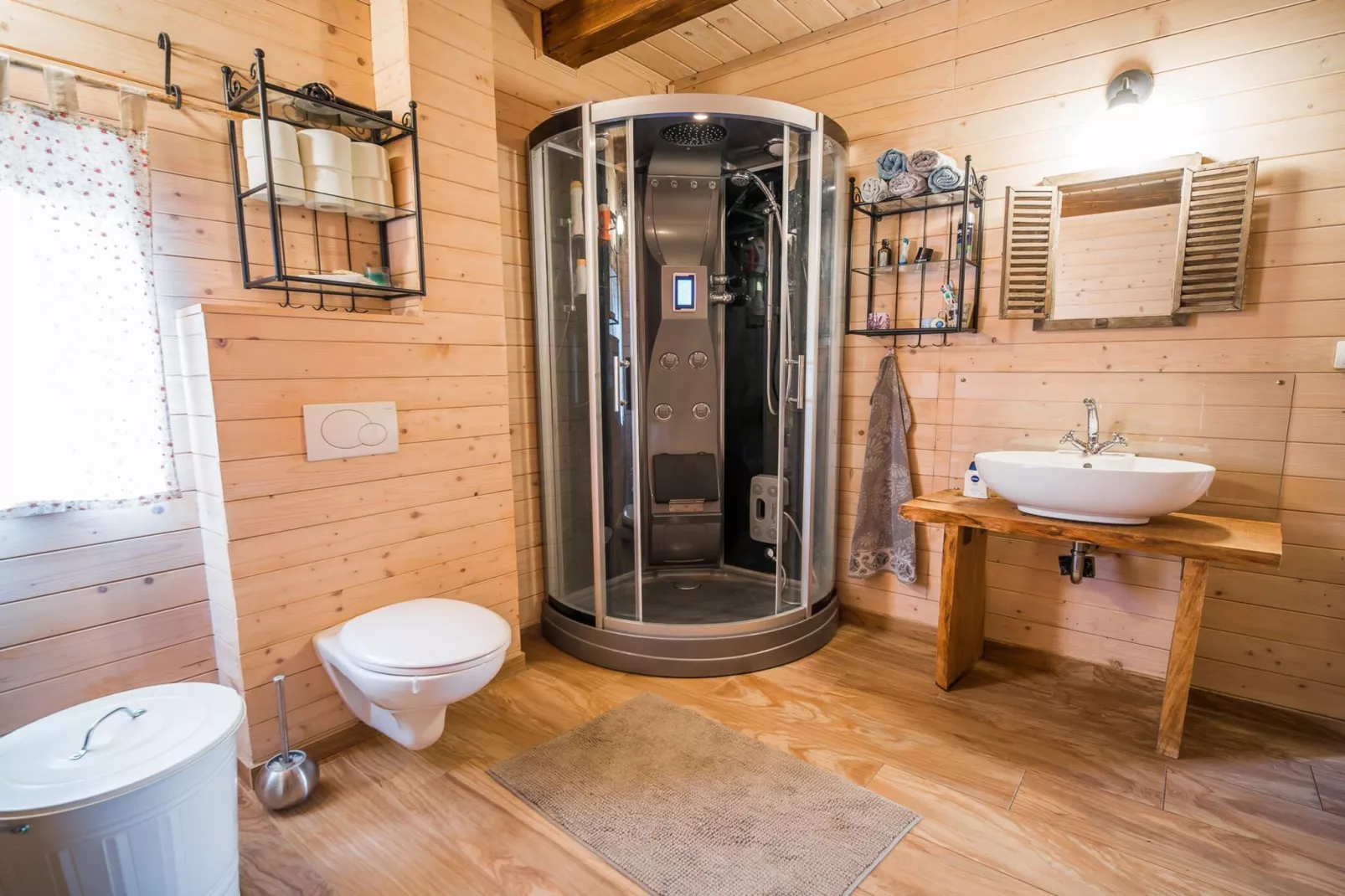 Serene Rustic Haven Holiday Home with Sauna - Two Bedroom Holiday Home with Sauna-Badkamer