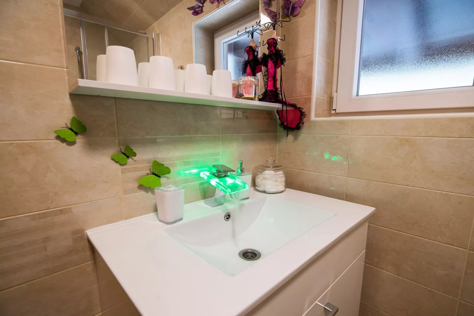 Quiet and Sunny Apartment with Balcony - Two Bedroom Apartment with Balcony-Badkamer