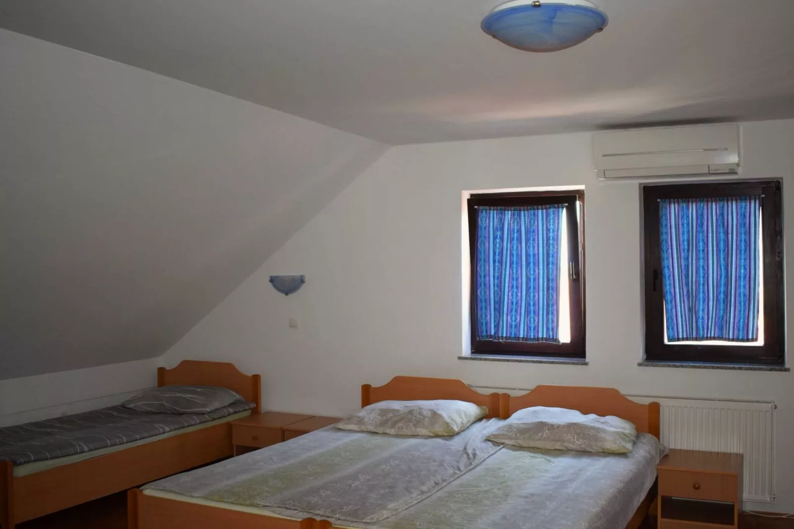 Zevnik Quiet Retreat with Stunning Views and Equestrian Activities - Family Room with Private Bathroom 8-Slaapkamer