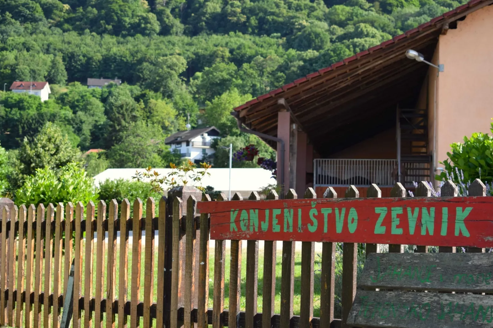 Zevnik Quiet Retreat with Stunning Views and Equestrian Activities - Triple Room with Private  Bathroom-Buitenlucht