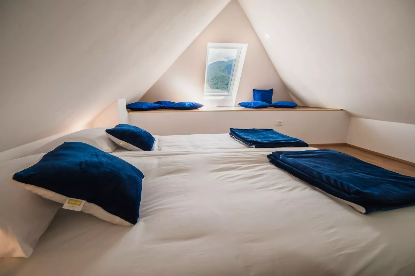 Mountain View Haven Apartments - One Bedroom Apartment  with Balcony-Slaapkamer