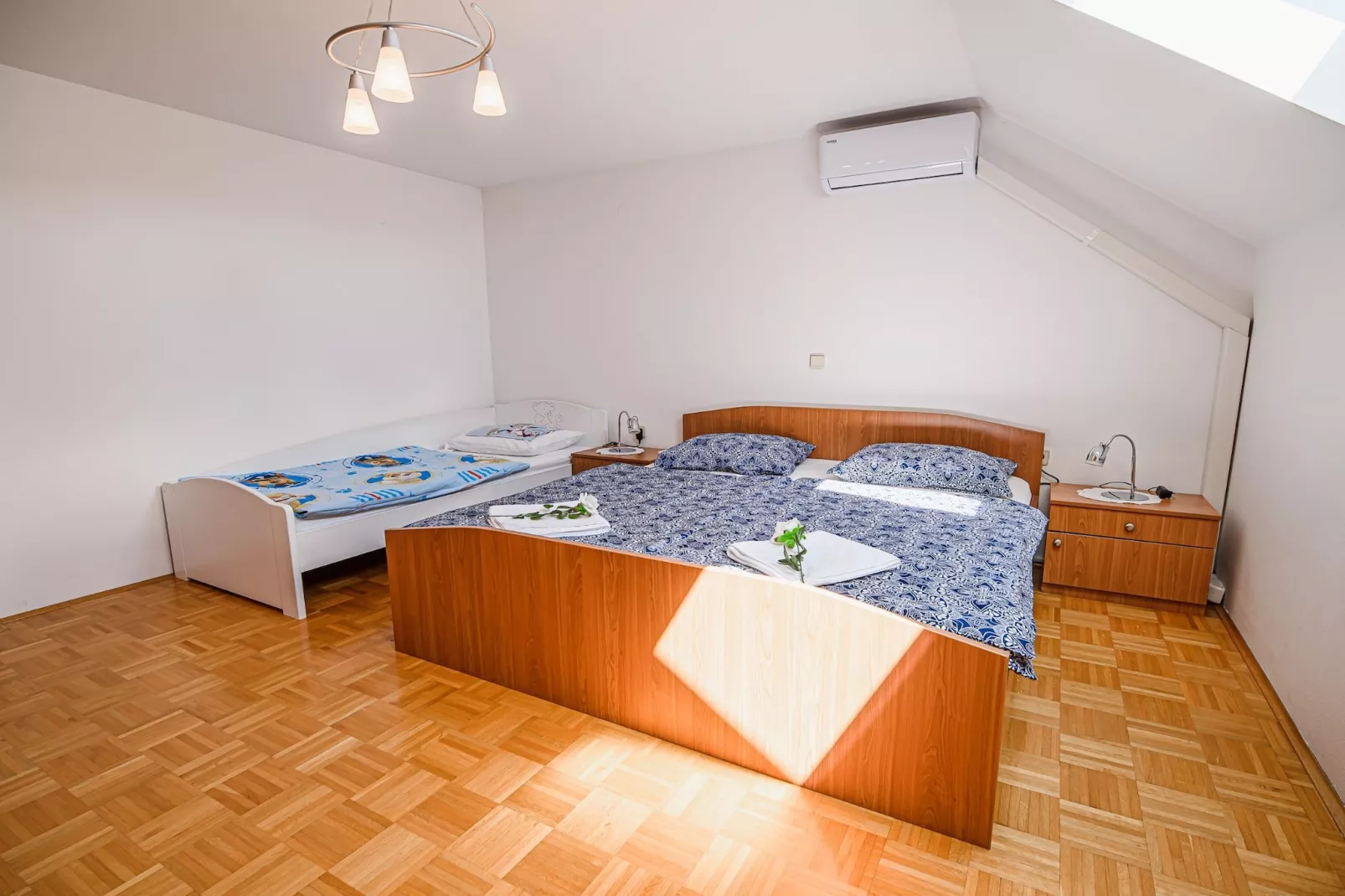 Sunny and Spacious Apartments with Terrace near Water Park - Three Bedroom Apartment with Terrace-Slaapkamer