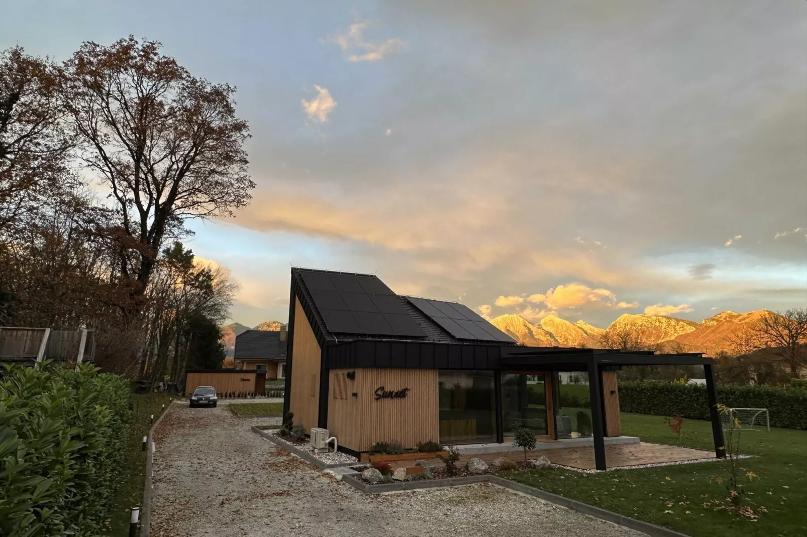 Elegant Warm Bliss Hideaway Escape Lodge - Holiday Home with Hot-Tub (owner Sunset)-Buitenlucht