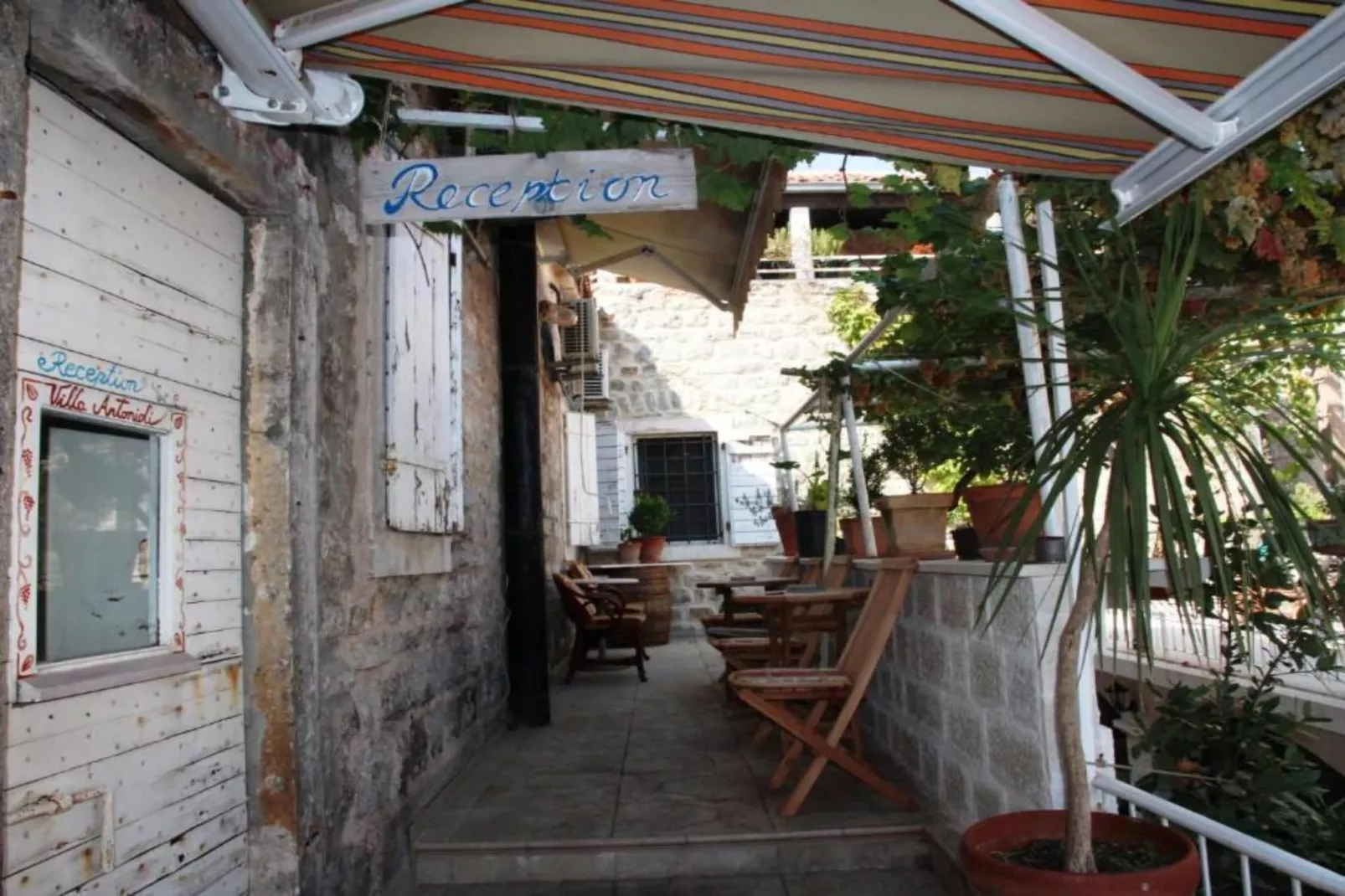 Quaint & Affordable Stay in Budva Traditional Stone House - Family Room 2-Terras