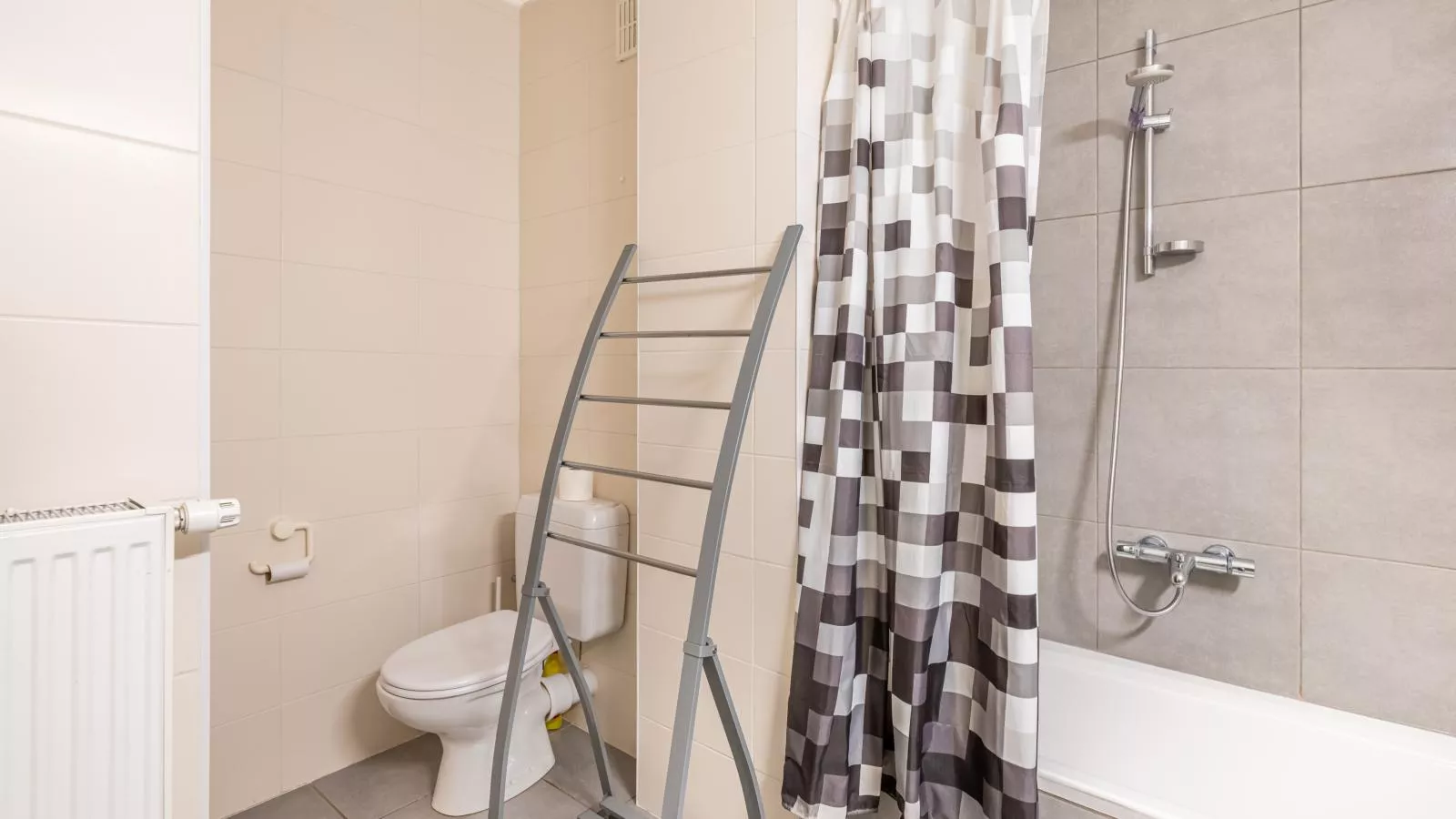 Les Trois Moineaux-Badkamer