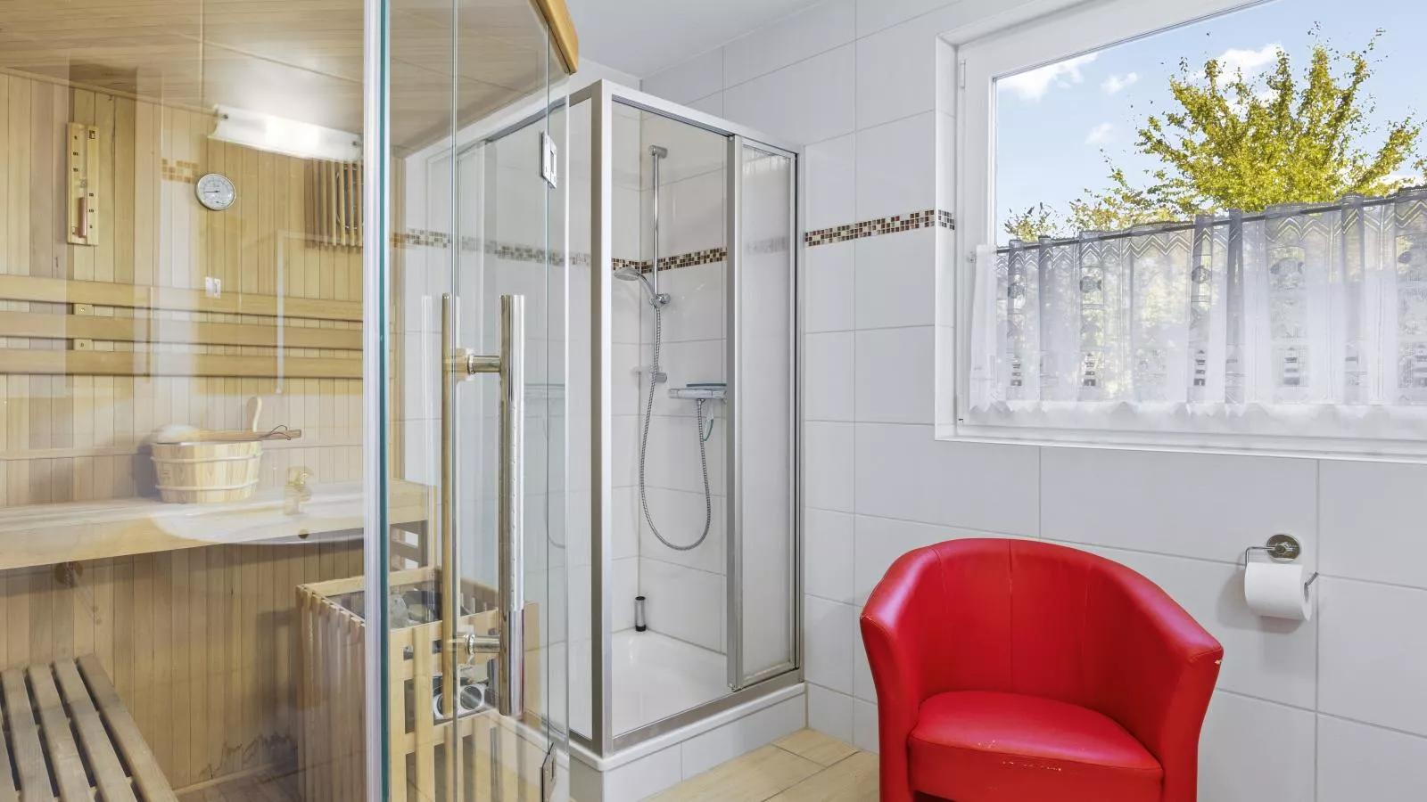 Windflüchter links mit Sauna-Badkamer