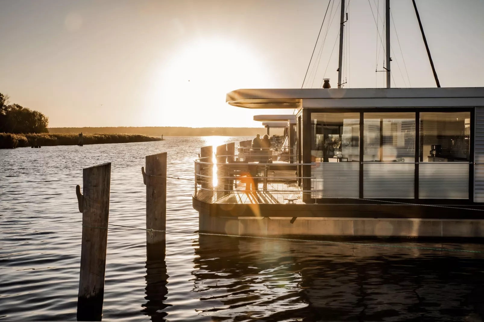 Hausboot in Peenemünde-Buitenkant zomer