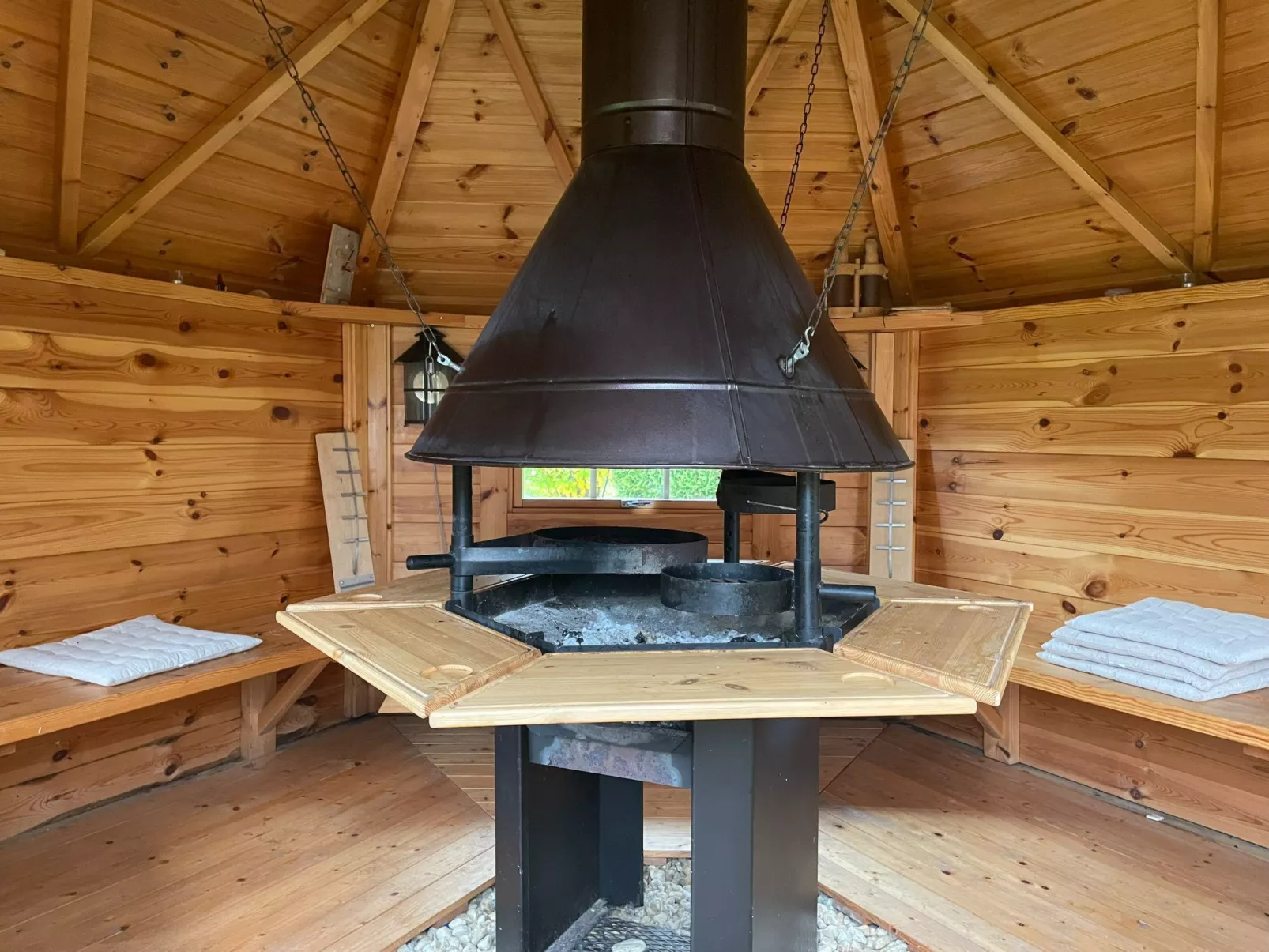 Naturnah mit Pool und Sauna-Buiten