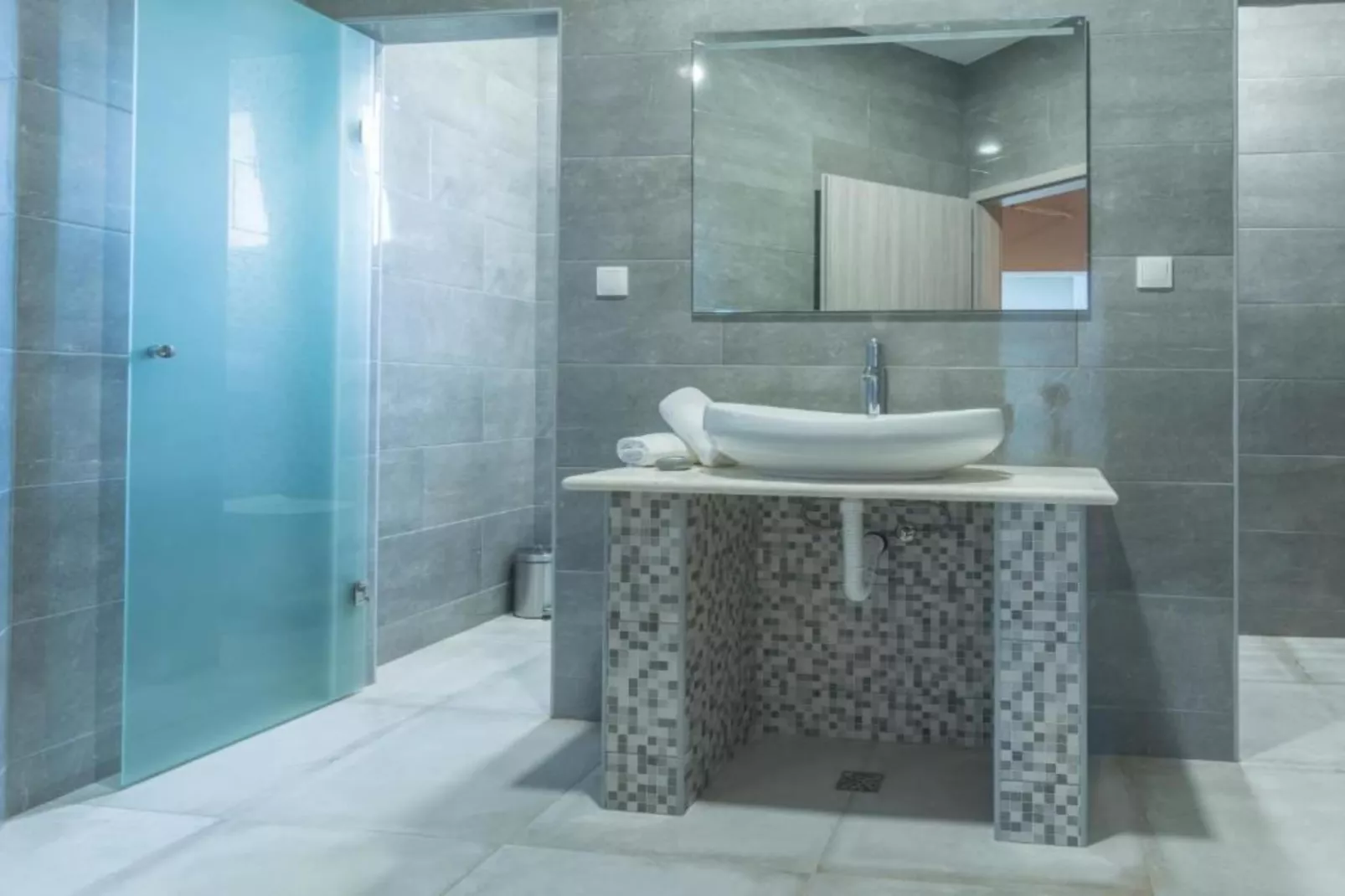 Holiday House BALEN with Swimming Pool - Six Bedroom Holiday House With Pool-Badkamer