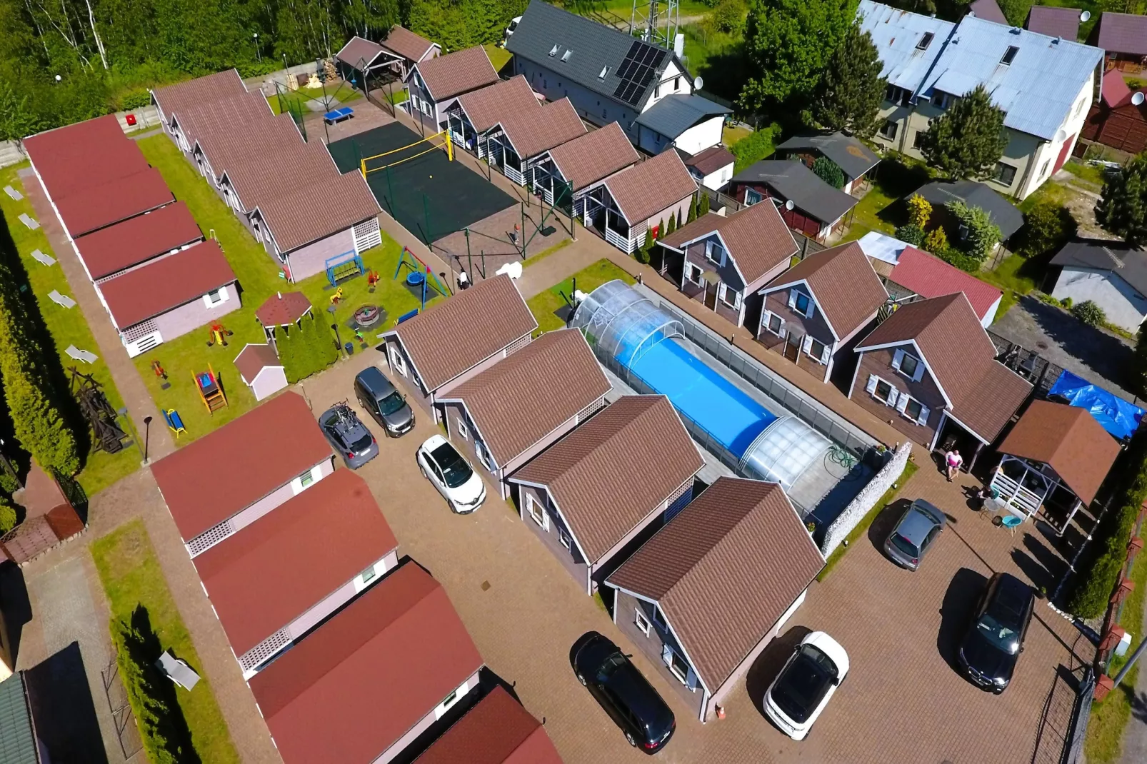 Domy wakacyjne w Międzyzdrojach z podgrzewanym basenem-Buitenkant zomer