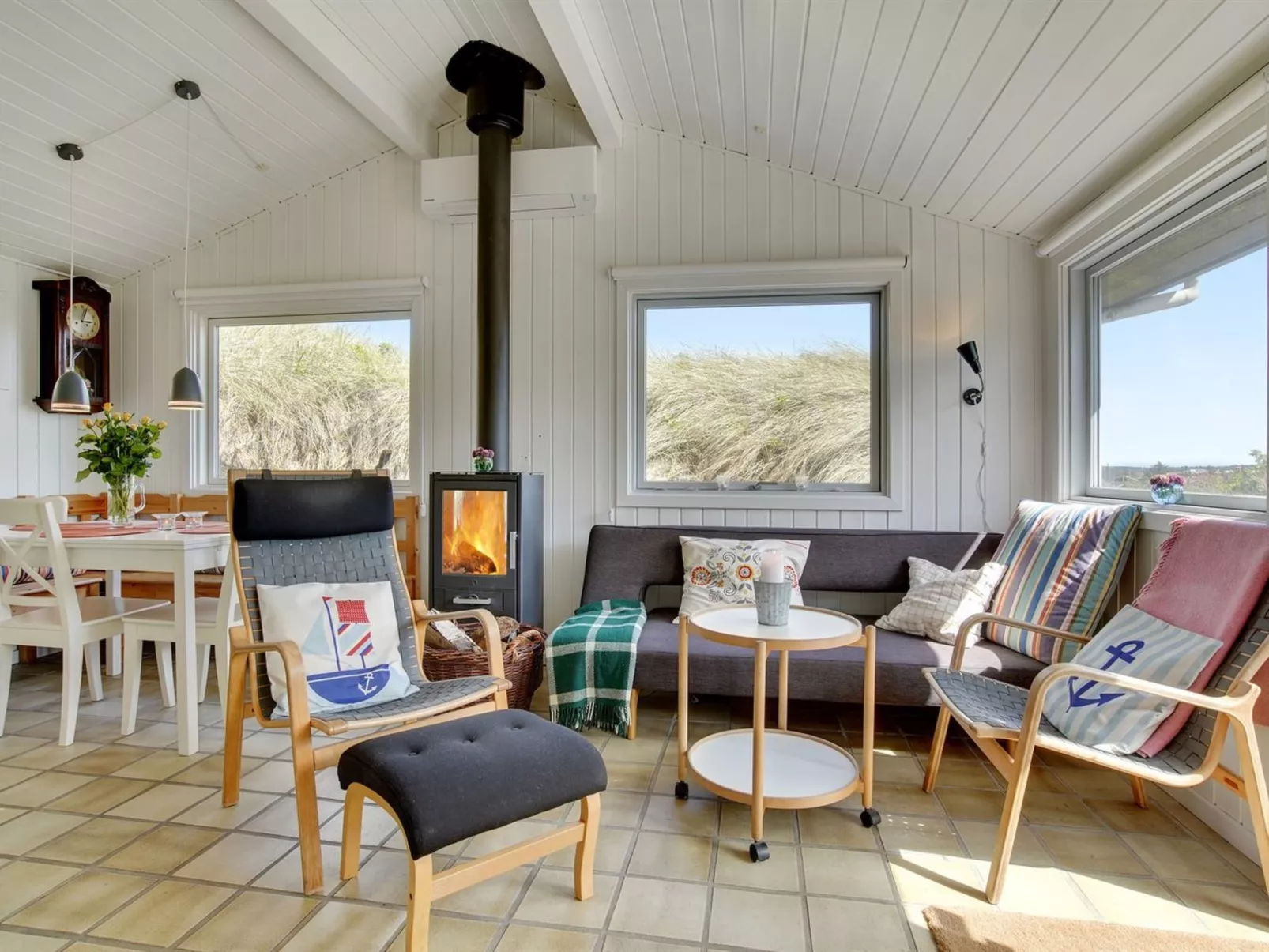 "Abbie" - 10m from the sea-Binnen