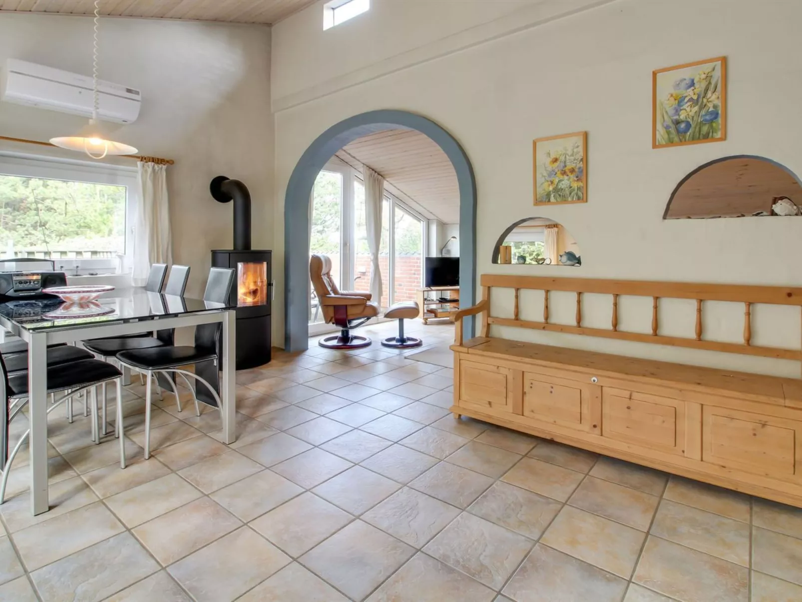 "Elsy" - 2.6km from the sea-Binnen