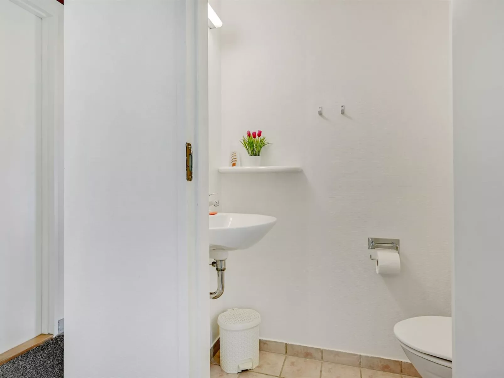 "Emly" - 1.1km from the sea-Binnen