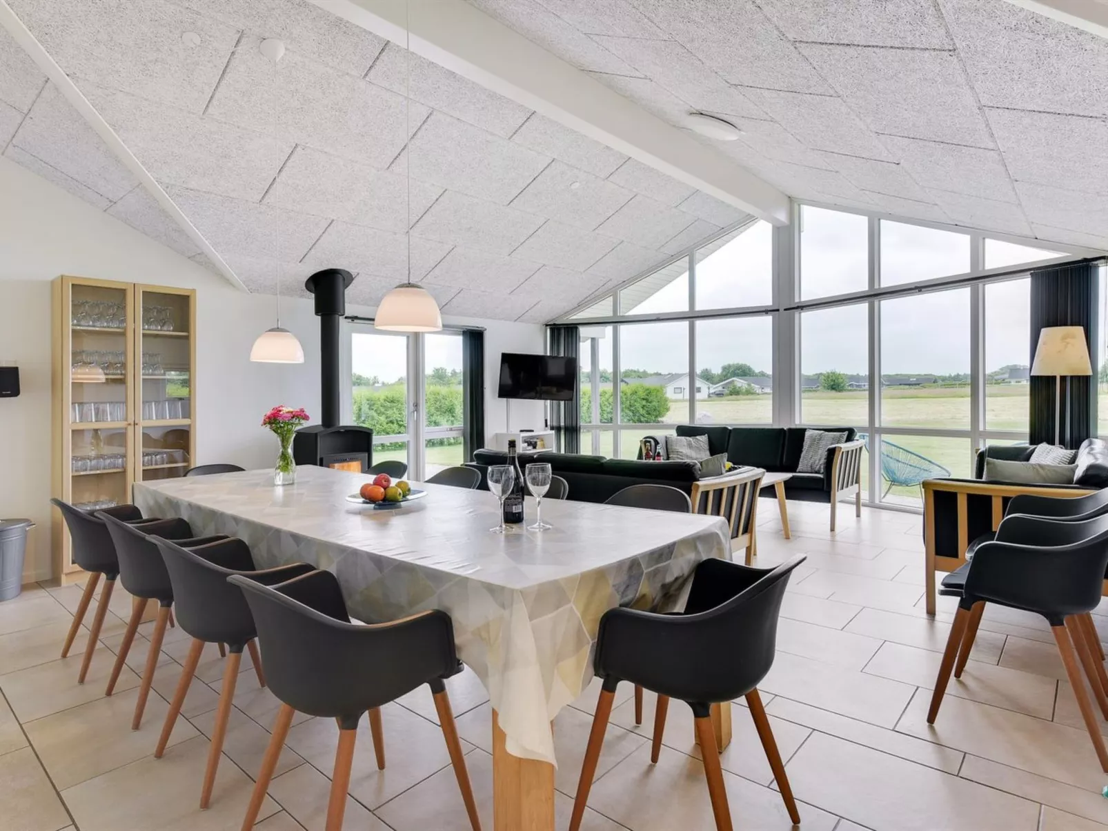 "Finja" - 500m from the sea-Binnen