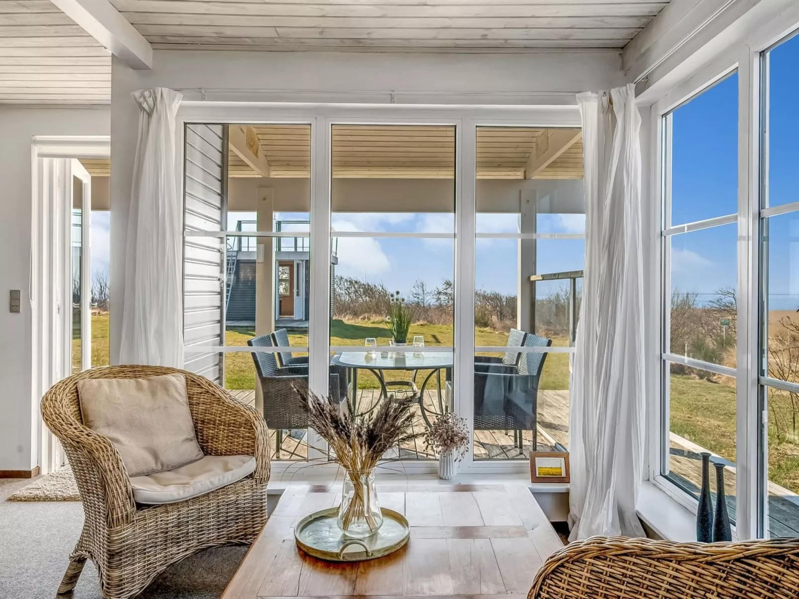 "Bjart" - 50m to the fjord-Binnen