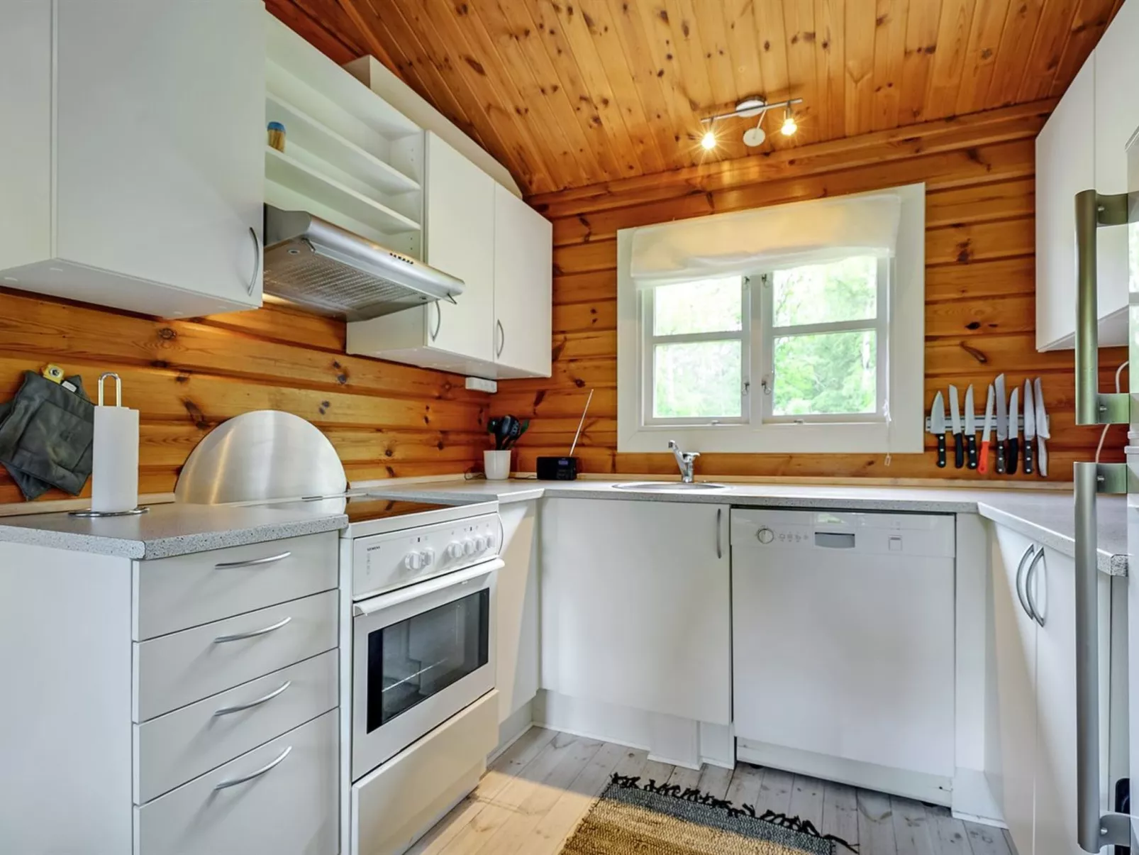 "Ernestine" - 500m to the fjord-Binnen