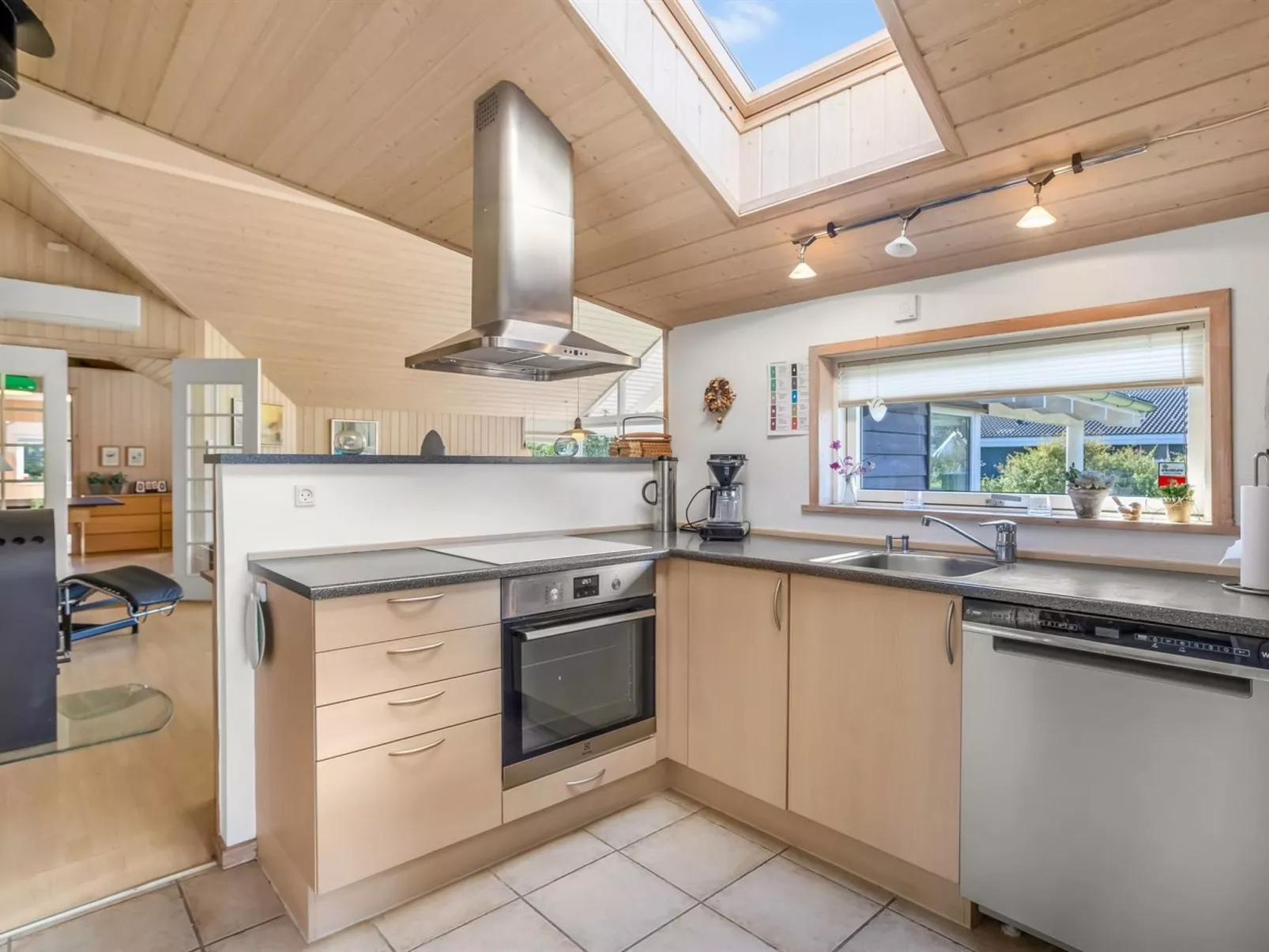 "Enid" - 700m from the sea-Binnen