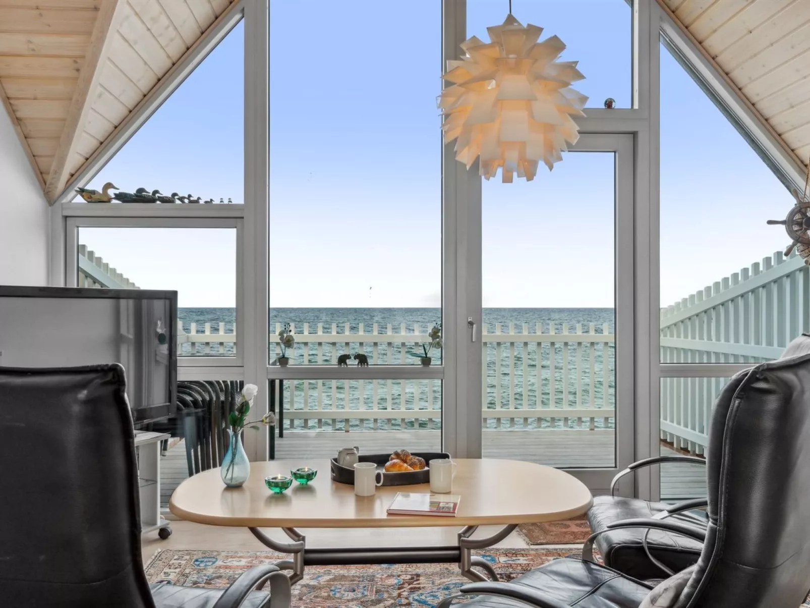 "Frigg" - 10m from the sea-Binnen