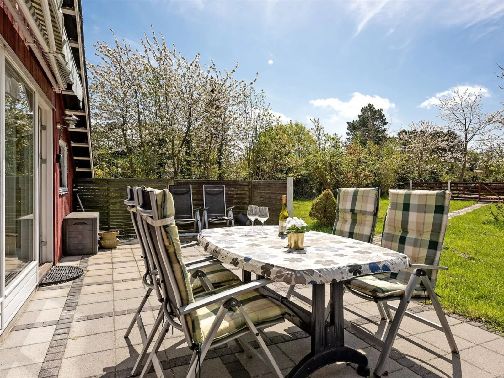 "Henna" - 550m to the fjord-Buiten