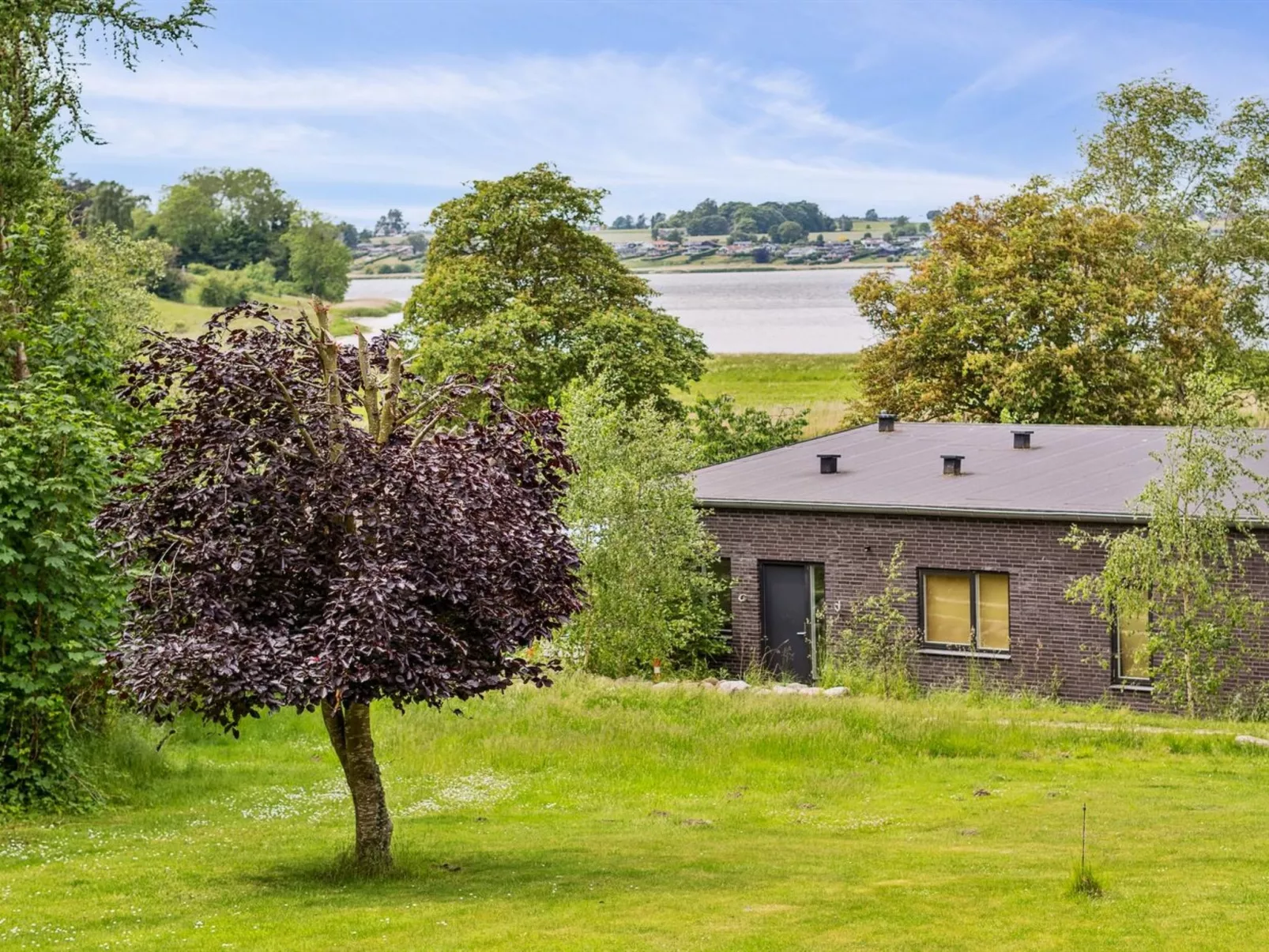 "Harka" - 100m to the fjord-Buiten