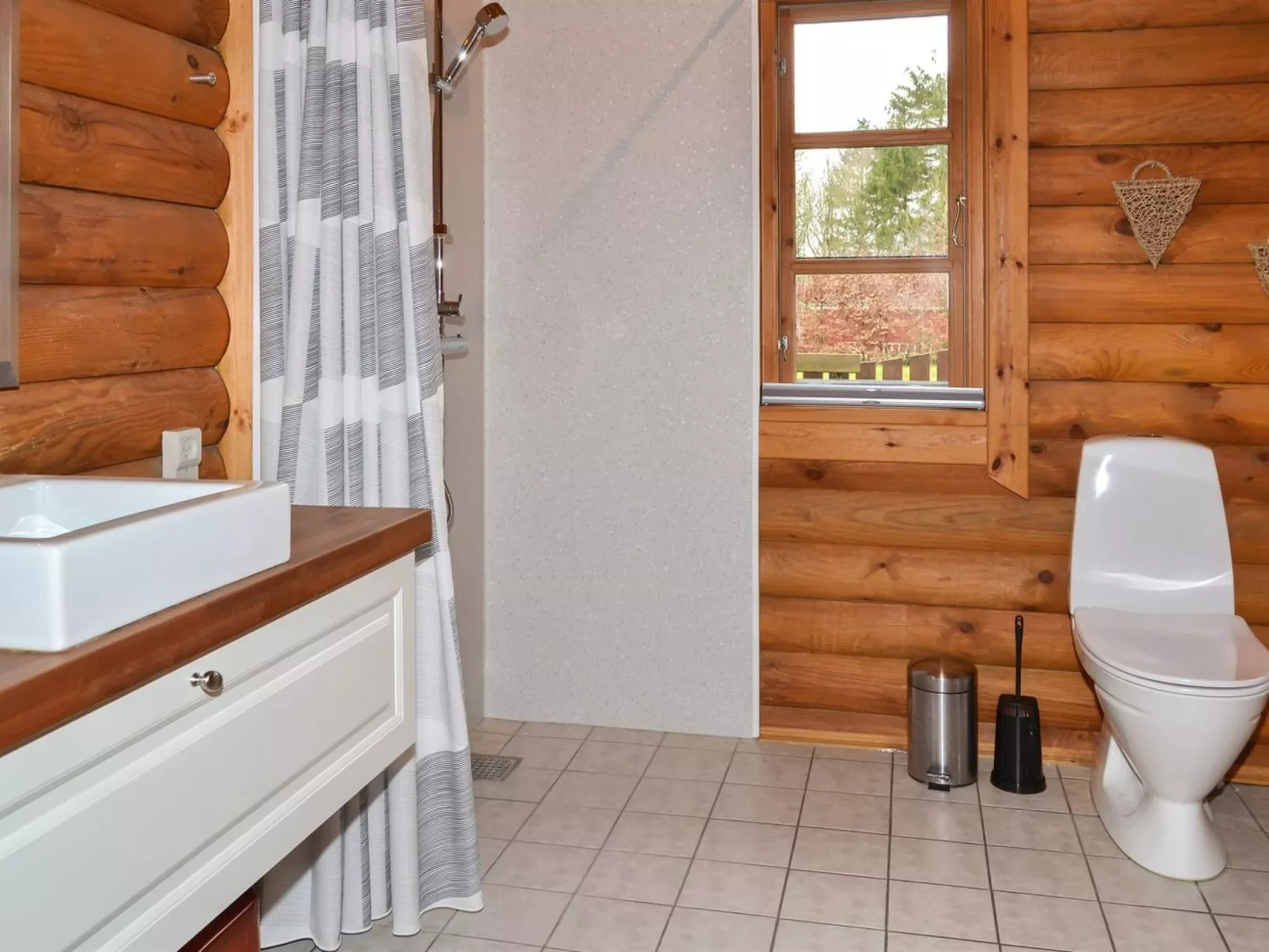 "Frederica" - 30km from the sea-Binnen