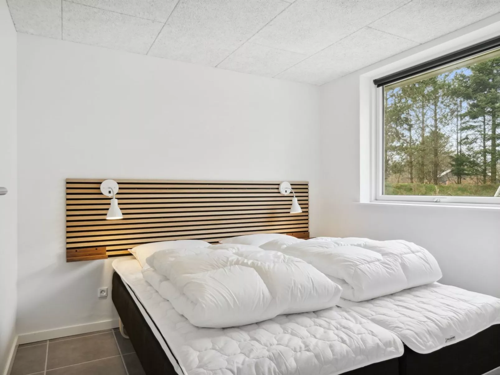 "Human" - 10.5km from the sea-Binnen