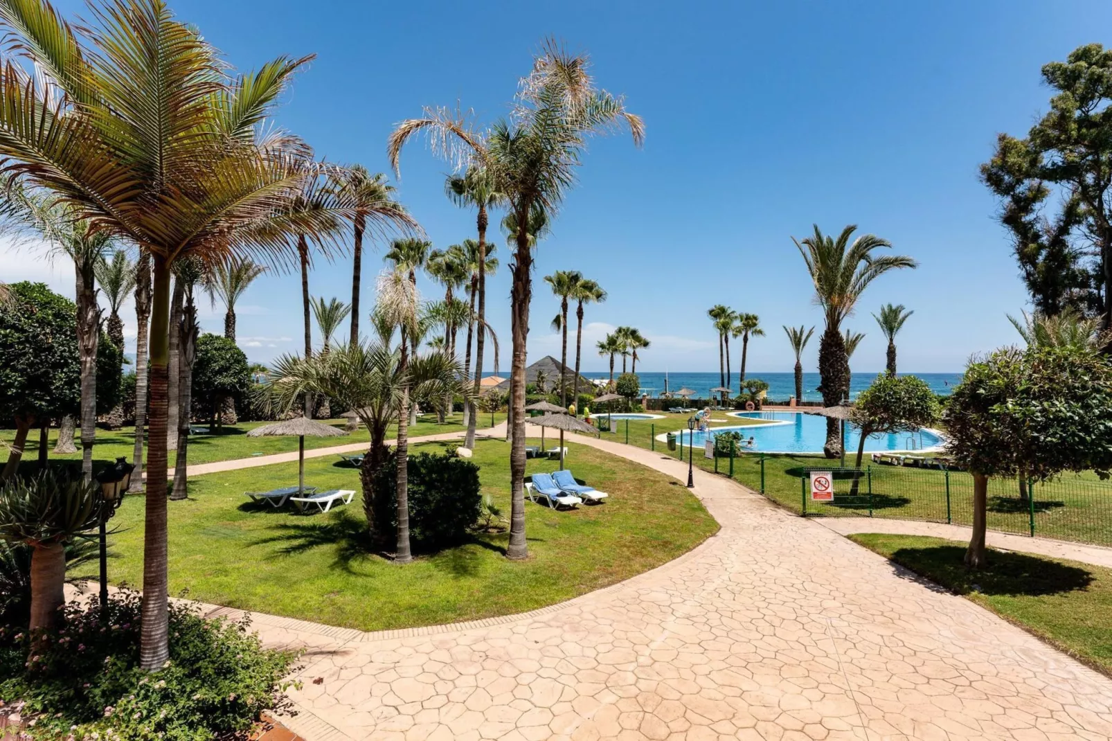 CT 240 - Beachfront Apartment -Don Juan Manilva-Tuinen zomer