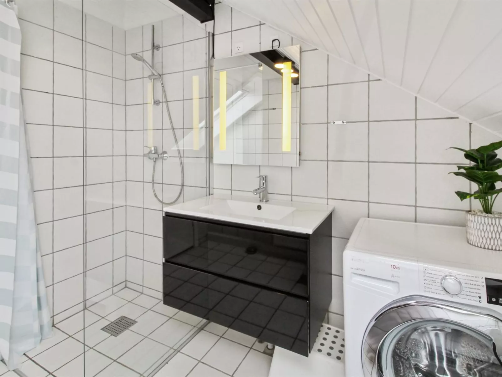 "Ilka" - 2.3km from the sea-Binnen