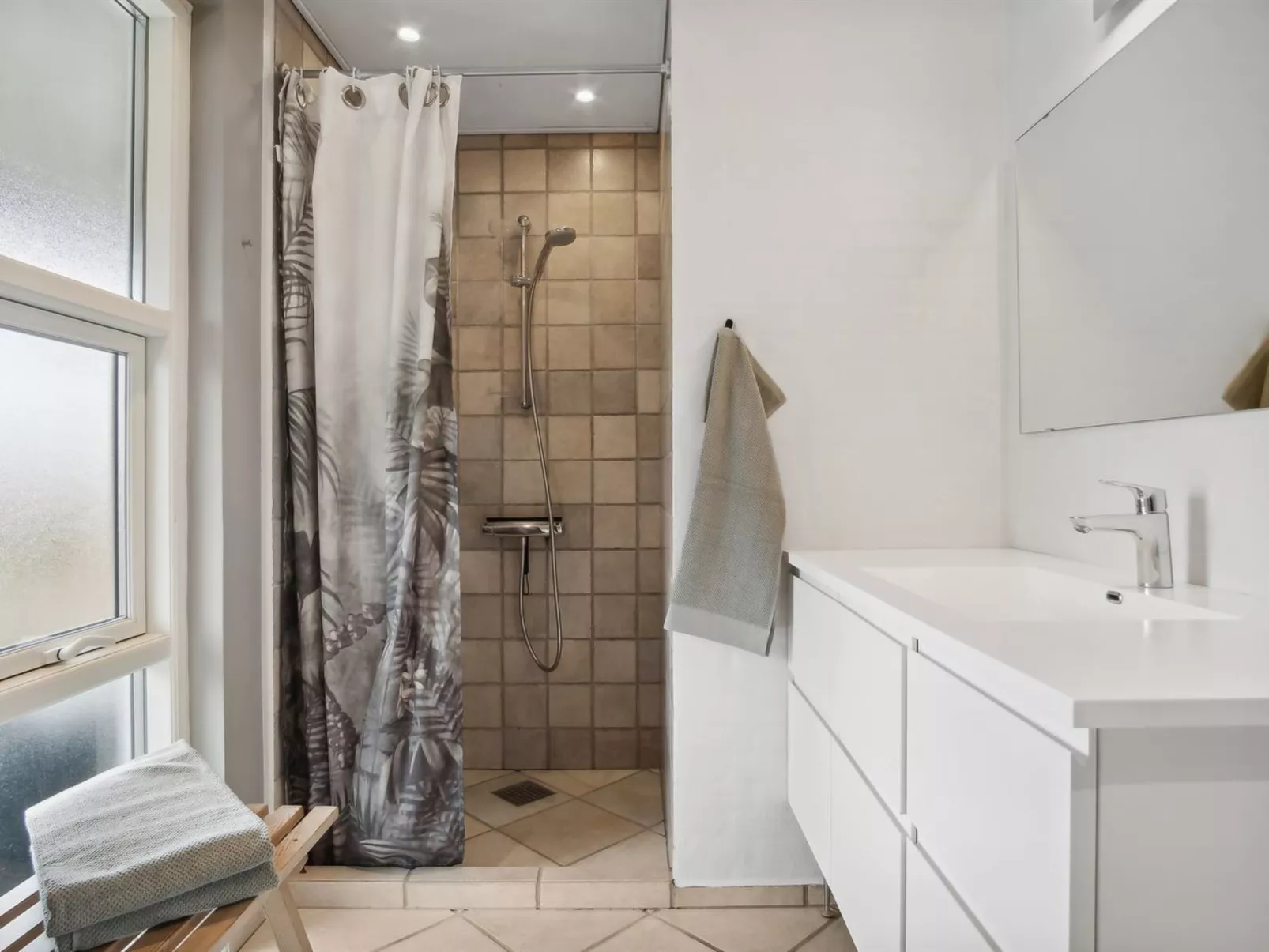 "Andrine" - 700m from the sea-Binnen